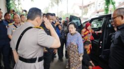 Kapolri Cium Tangan Megawati: Simbol Hormat dan Keteladanan di Ulang Tahun ke-100 Ibu Meriyati Hoegeng
