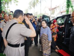 Kapolri Cium Tangan Megawati: Simbol Hormat dan Keteladanan di Ulang Tahun ke-100 Ibu Meriyati Hoegeng