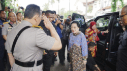 Kapolri Beri Hormat Dan Cium Tangan Megawati