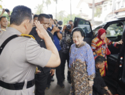 Kapolri Beri Hormat Dan Cium Tangan Megawati