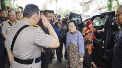 Kapolri Beri Hormat Dan Cium Tangan Megawati