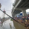 Puluhan Petugas Linmas Ikut Panjat Pinang